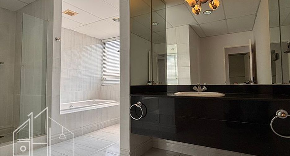 For rent 3 bedrooms condo in Khlong Toei, Bangkok