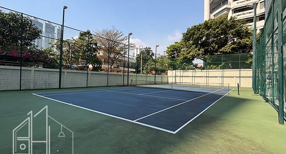 For rent 3 bedrooms condo in Khlong Toei, Bangkok