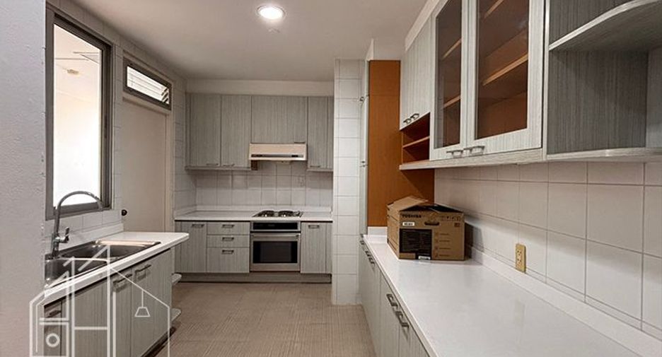 For rent 3 bedrooms condo in Khlong Toei, Bangkok