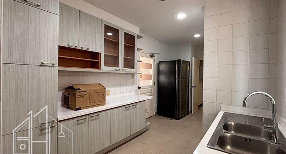 For rent 3 bedrooms condo in Khlong Toei, Bangkok