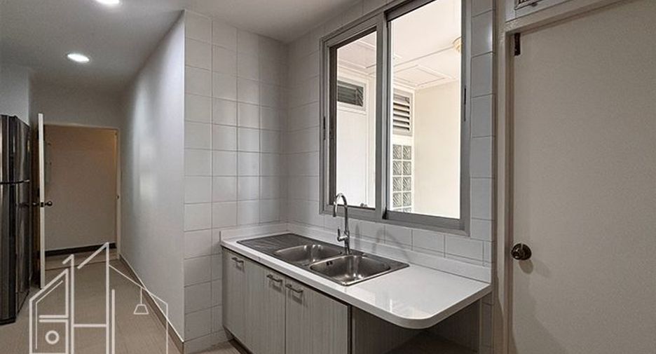 For rent 3 bedrooms condo in Khlong Toei, Bangkok