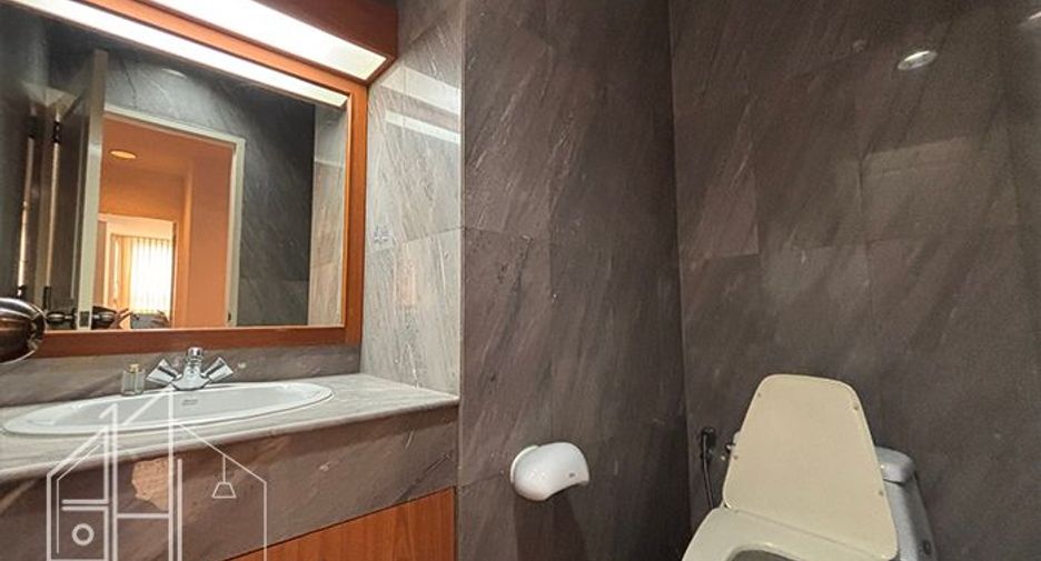 For rent 3 bedrooms condo in Khlong Toei, Bangkok