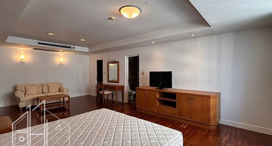 For rent 3 bedrooms condo in Khlong Toei, Bangkok