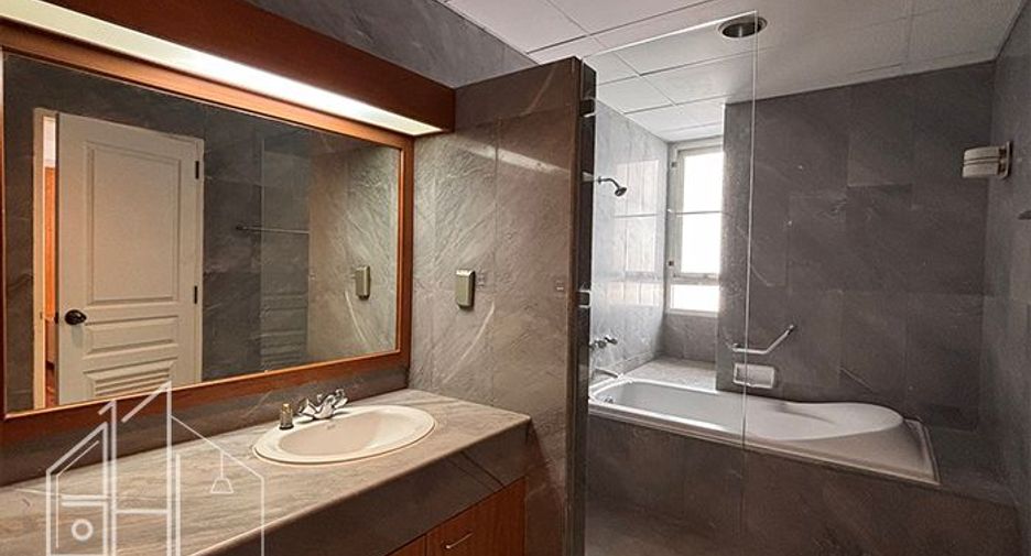 For rent 3 bedrooms condo in Khlong Toei, Bangkok