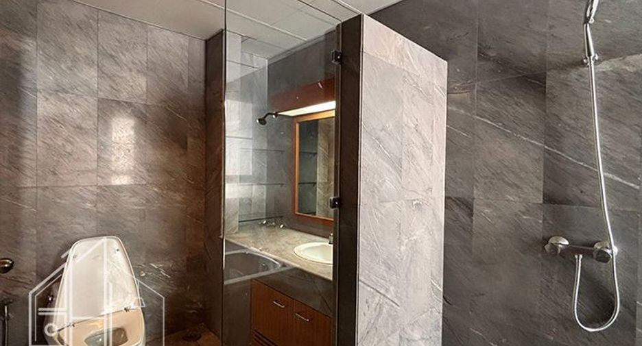 For rent 3 bedrooms condo in Khlong Toei, Bangkok