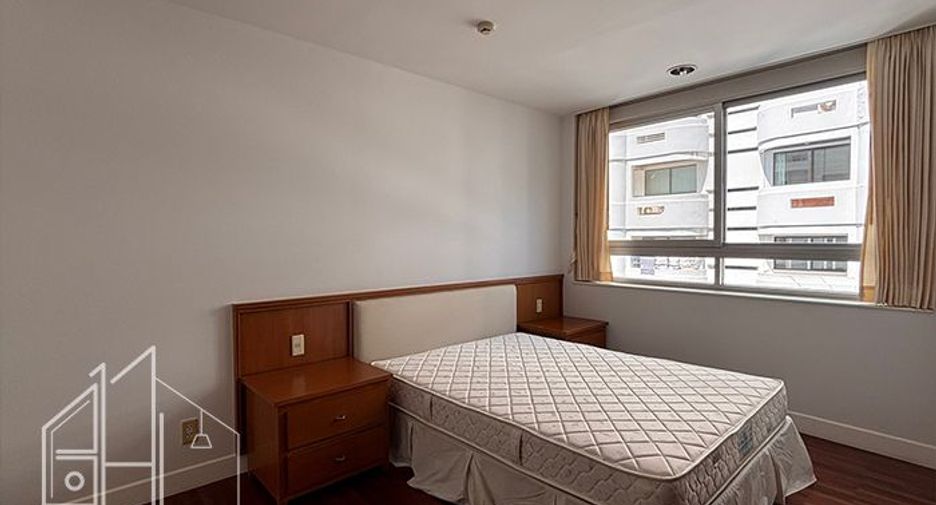 For rent 3 bedrooms condo in Khlong Toei, Bangkok