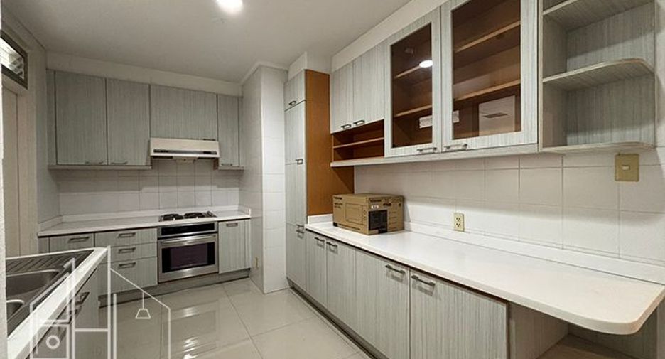 For rent 3 bedrooms apartment in Khlong Toei, Bangkok