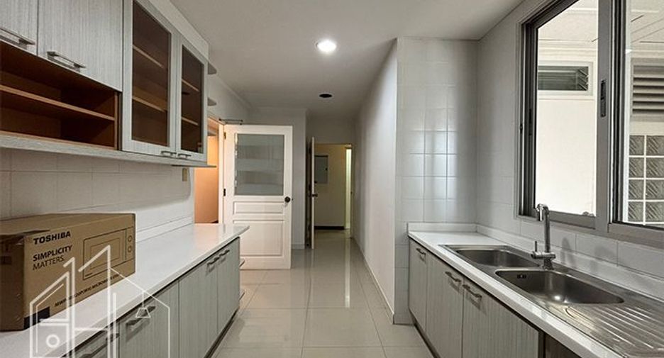 For rent 3 bedrooms apartment in Khlong Toei, Bangkok