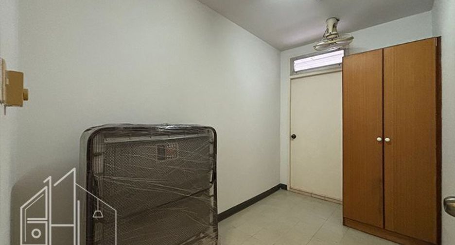 For rent 3 bedrooms apartment in Khlong Toei, Bangkok