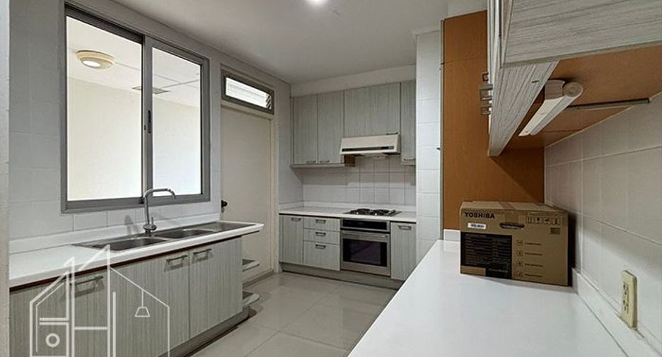 For rent 3 bedrooms apartment in Khlong Toei, Bangkok