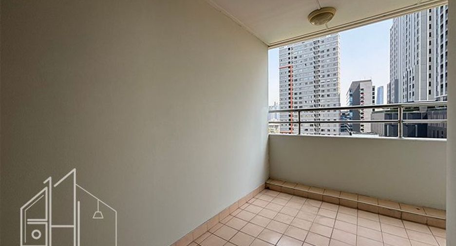 For rent 3 bedrooms apartment in Khlong Toei, Bangkok