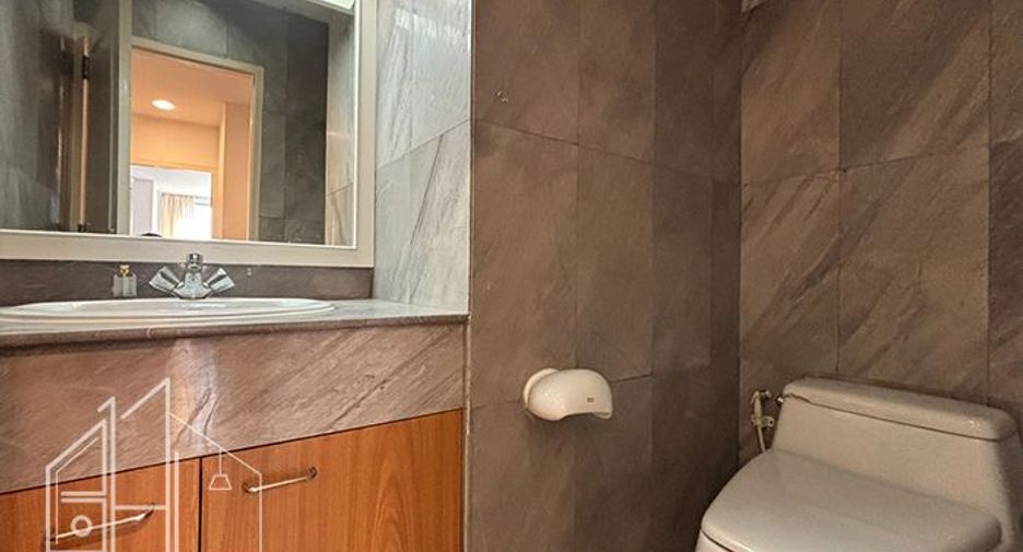For rent 3 bedrooms apartment in Khlong Toei, Bangkok