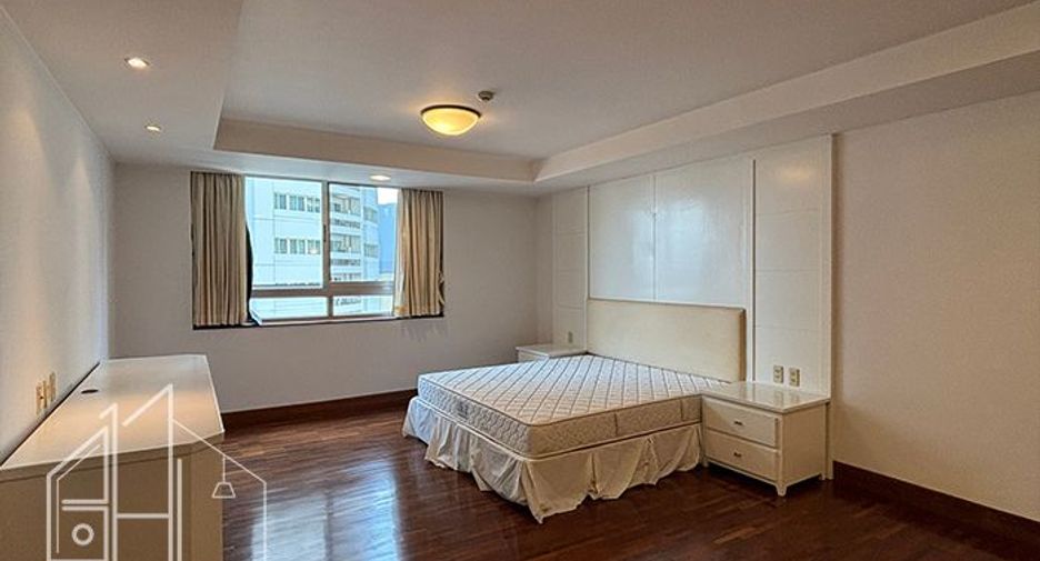 For rent 3 bedrooms apartment in Khlong Toei, Bangkok