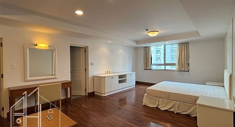 For rent 3 bedrooms apartment in Khlong Toei, Bangkok