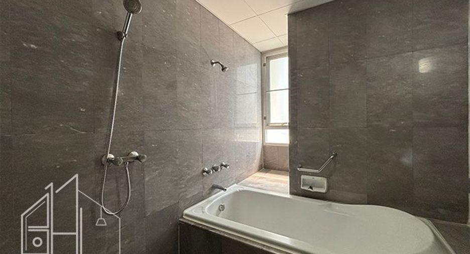 For rent 3 bedrooms apartment in Khlong Toei, Bangkok