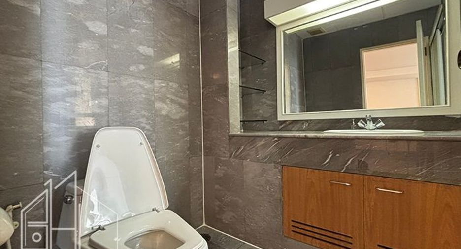 For rent 3 bedrooms apartment in Khlong Toei, Bangkok
