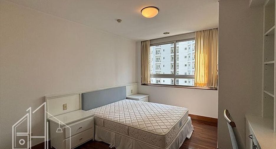 For rent 3 bedrooms apartment in Khlong Toei, Bangkok