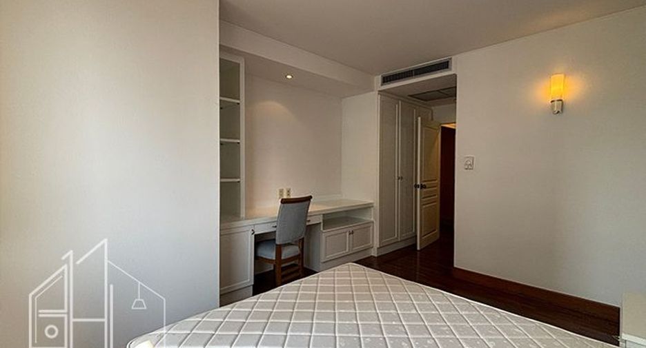 For rent 3 bedrooms apartment in Khlong Toei, Bangkok