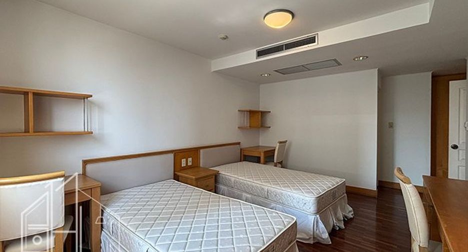 For rent 3 bedrooms apartment in Khlong Toei, Bangkok