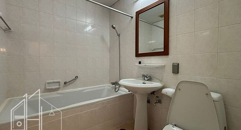 For rent 3 bedrooms apartment in Khlong Toei, Bangkok