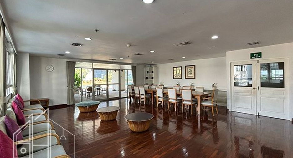 For rent 3 bedrooms apartment in Khlong Toei, Bangkok