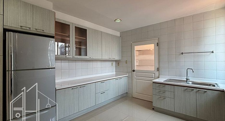 For rent 2 bedrooms condo in Khlong Toei, Bangkok