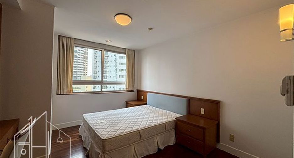 For rent 3 bedrooms apartment in Khlong Toei, Bangkok