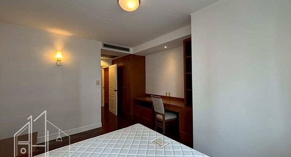 For rent 3 bedrooms apartment in Khlong Toei, Bangkok