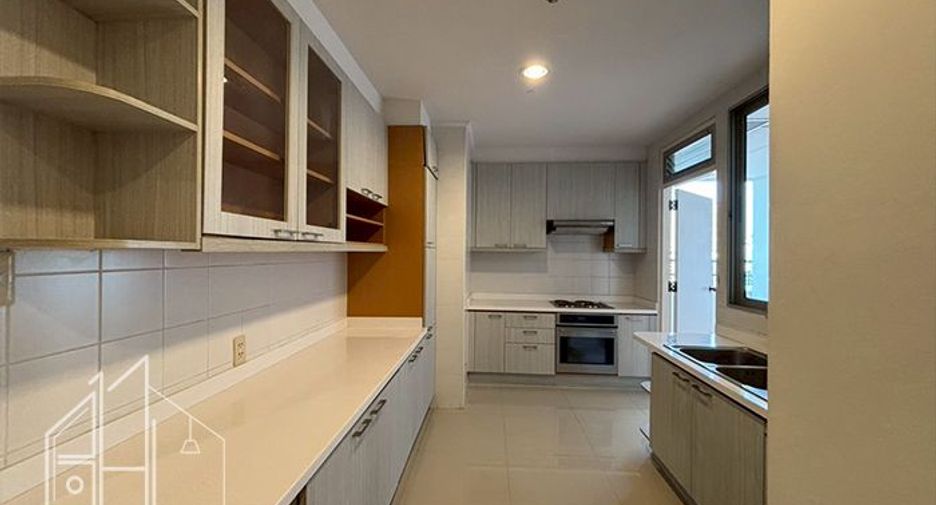 For rent 3 bedrooms apartment in Khlong Toei, Bangkok