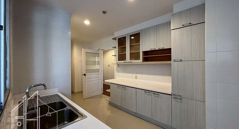 For rent 3 bedrooms apartment in Khlong Toei, Bangkok