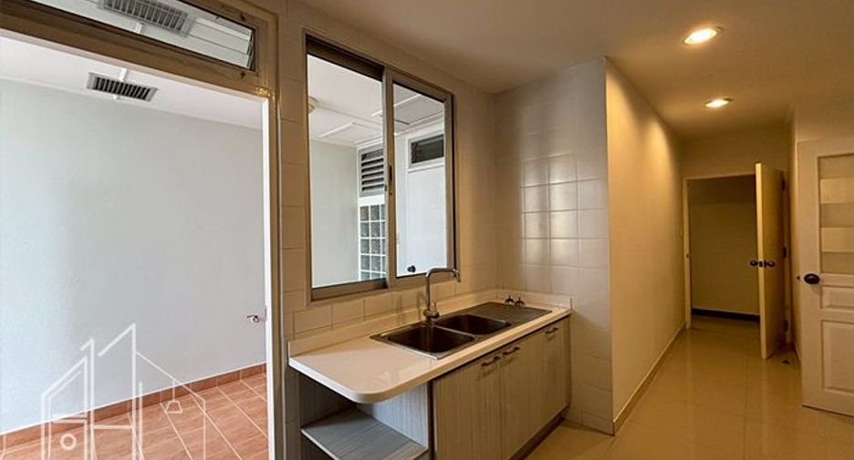 For rent 3 bedrooms apartment in Khlong Toei, Bangkok