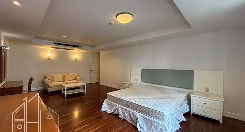 For rent 3 bedrooms apartment in Khlong Toei, Bangkok