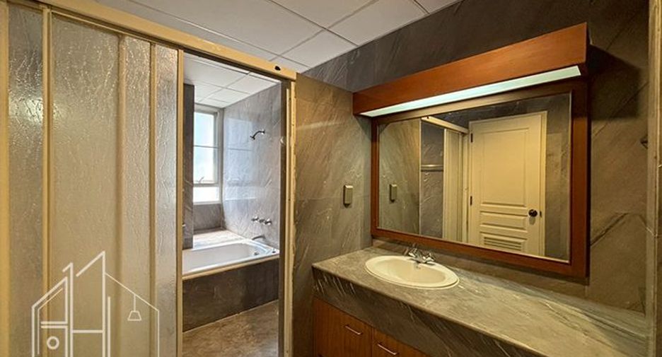 For rent 3 bedrooms apartment in Khlong Toei, Bangkok