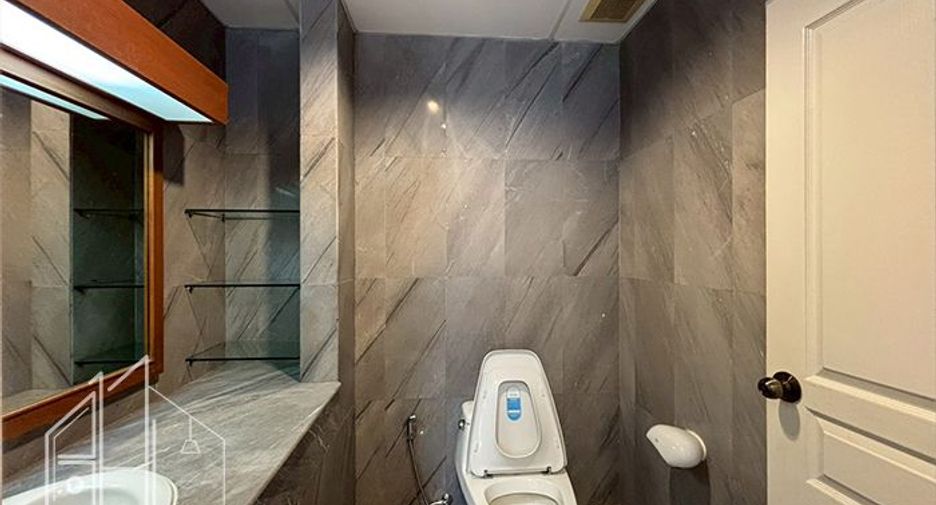 For rent 3 bedrooms apartment in Khlong Toei, Bangkok