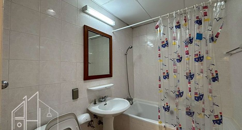 For rent 3 bedrooms apartment in Khlong Toei, Bangkok