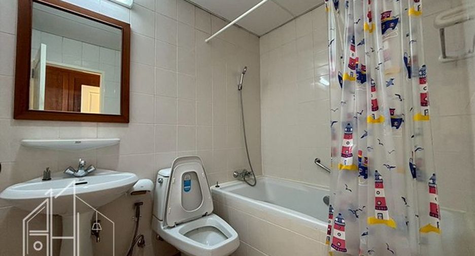 For rent 3 bedrooms apartment in Khlong Toei, Bangkok