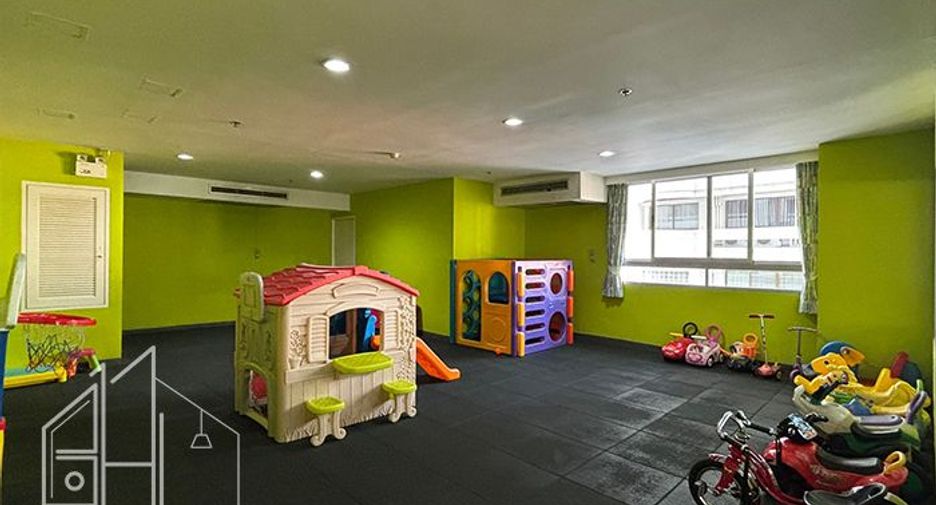 For rent 3 bedrooms apartment in Khlong Toei, Bangkok