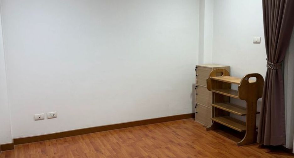 出租 3 卧室 独立屋 在 Lat Krabang, 曼谷