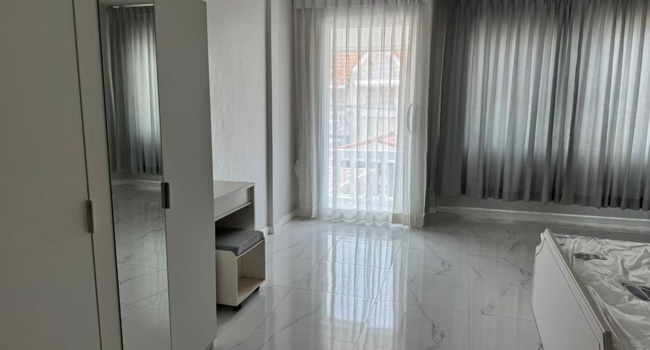 For rent 2 bedrooms townhouse in Khlong Toei, Bangkok