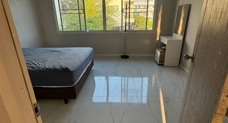 For rent 2 bedrooms townhouse in Khlong Toei, Bangkok