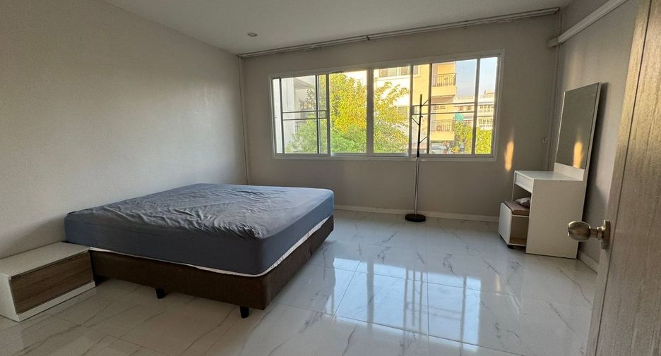 For rent 2 bedrooms townhouse in Khlong Toei, Bangkok