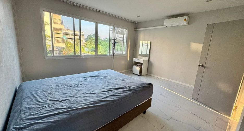 For rent 2 bedrooms townhouse in Khlong Toei, Bangkok