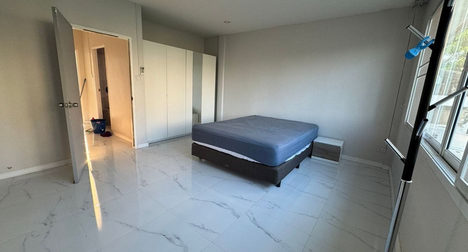 For rent 2 bedrooms townhouse in Khlong Toei, Bangkok