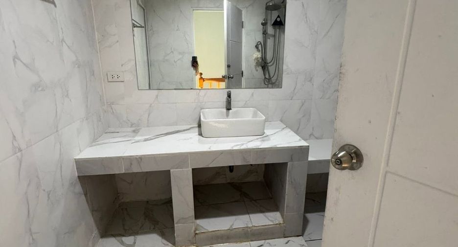 For rent 2 bedrooms townhouse in Khlong Toei, Bangkok