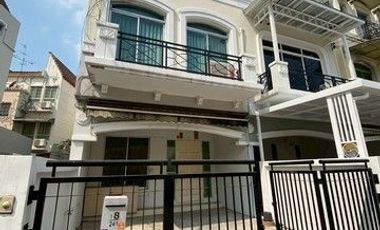 À louer 3 chambres maison à Lat Phrao, Bangkok