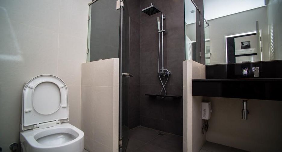Condo en alquiler de 3 habitaciones en Khlong San, Bangkok