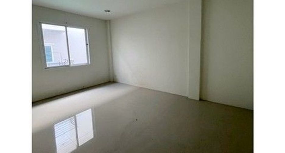 Casa adosada en venta de 3 habitaciones en Khiri Rat Nikhom, Surat Thani