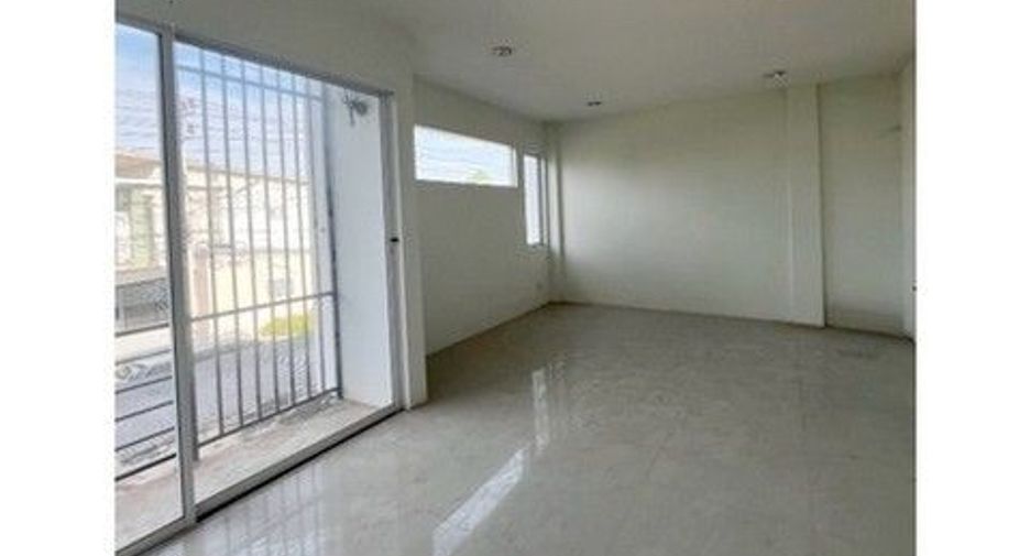 Casa adosada en venta de 3 habitaciones en Khiri Rat Nikhom, Surat Thani