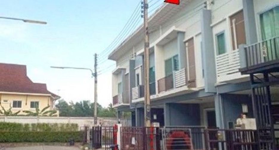 Casa adosada en venta de 3 habitaciones en Khiri Rat Nikhom, Surat Thani