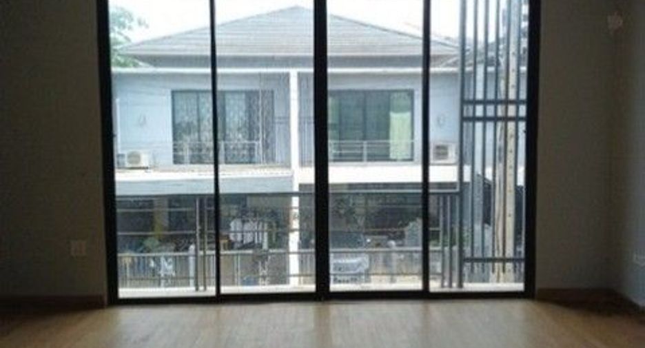 Casa adosada en venta de 3 habitaciones en Khiri Rat Nikhom, Surat Thani